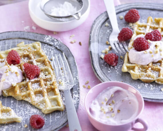 Himbeer-Skyr-Waffeln mit Mandeln