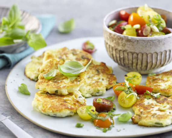 Skyr-Basilikum-Plinsen mit Tomatensalat