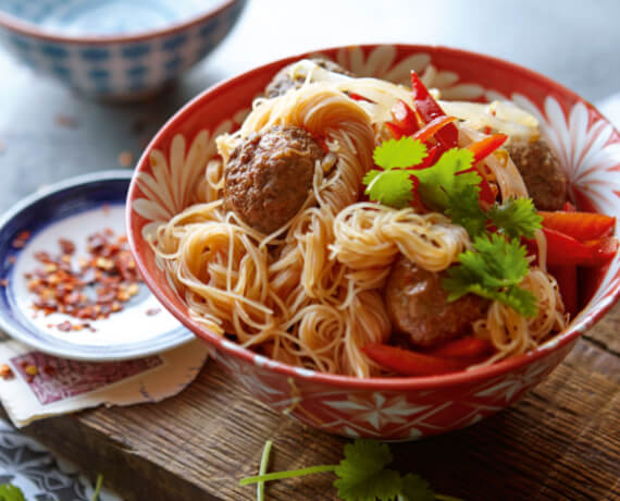 Glasnudelsalat mit scharfen Hackbällchen