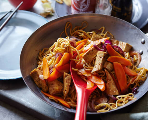 Pasta mit gebratenem Tofu und Karotten