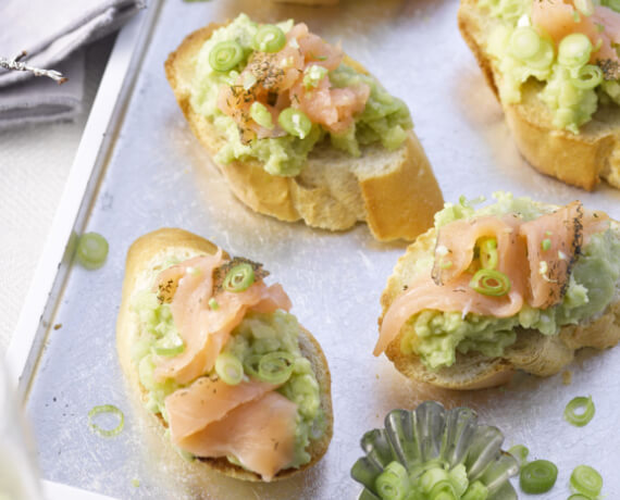 Crostini mit Avocadocreme und Lachs