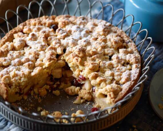 Birnen-Haselnuss-Streuselkuchen mit Cranberries