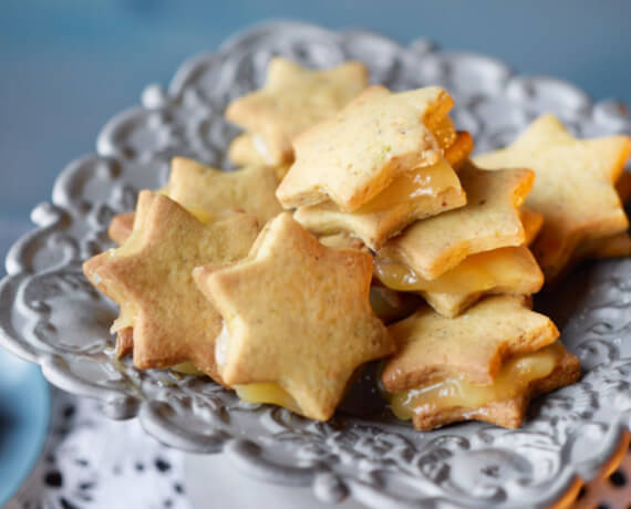 Pistaziensterne mit Lemon-Curd-Füllung