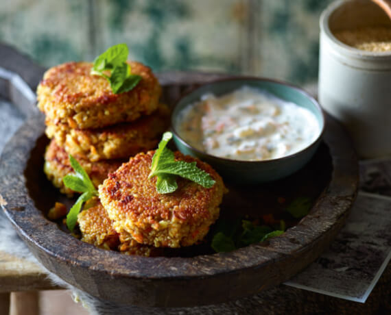 Orientalische Quinoa-Karotten-Frikadellen mit Kräuter-Skyr