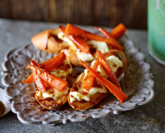 Ziegenkäse-Crostini mit karamellisierten Karotten