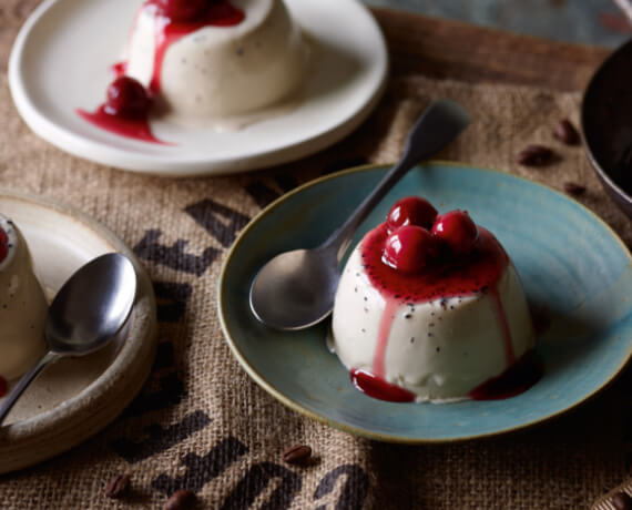 Kaffee Panna Cotta mit Kirschen