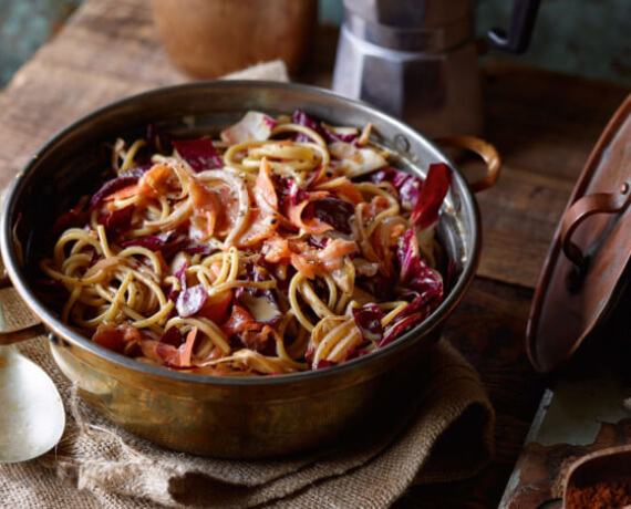 Spaghetti mit Lachs zu Sahnesoße mit Radicchio