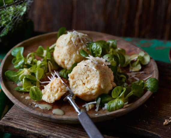 Bergkäseknödel auf Feldsalat