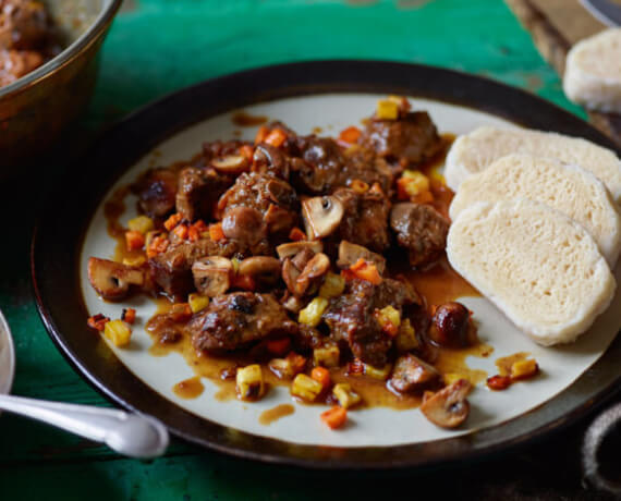 Böhmische Knödel mit Pilz-Gulasch