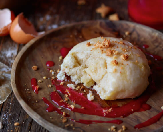 Mit Marzipan gefüllte Dampfnudeln auf Himbeersoße