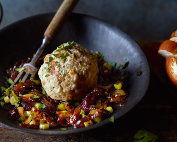 Semmelknödel mit geröstetem Zwiebelgemüse