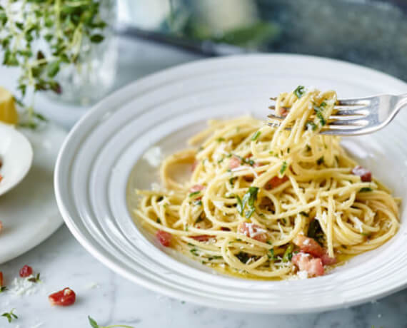 Schnelle Nudeln - Spaghetti mit Kräuterbutter und Speck