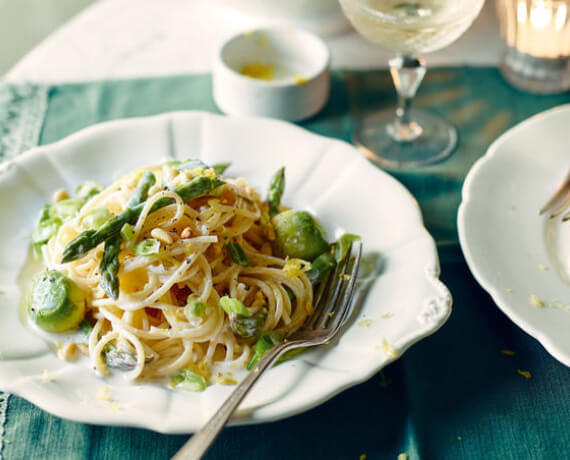 Spaghetti mit Avocado und grünem Spargel in Zitronensoße