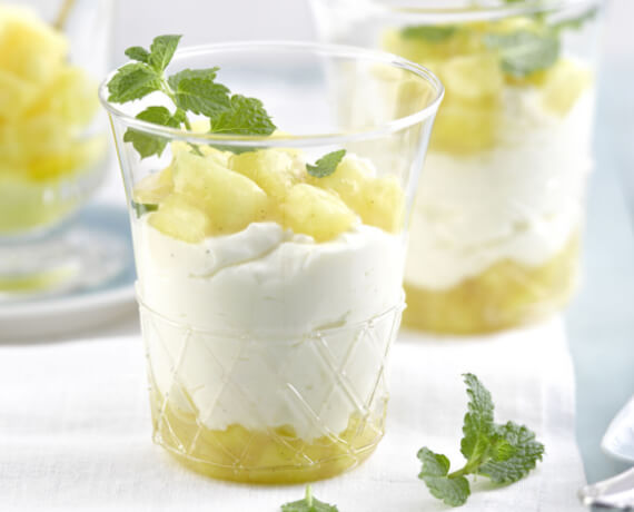 Geschichtete Joghurt-Mousse mit Ananas-Kompott