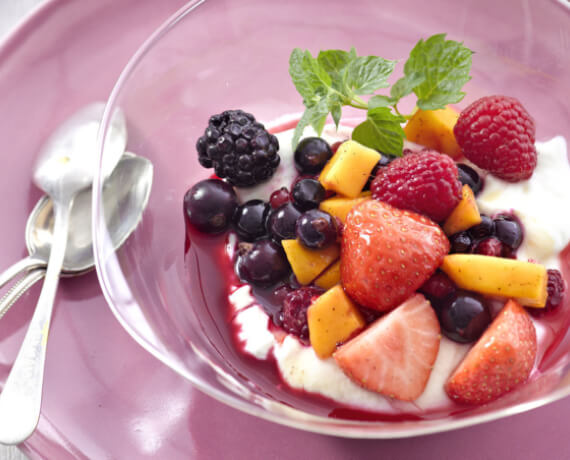 Honigquark mit Beeren-Mango-Salat