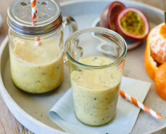 Orangen-Bananen-Smoothie mit Passionsfrucht