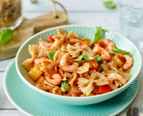 Pasta und Garnelen in Paprika-Tomatensugo