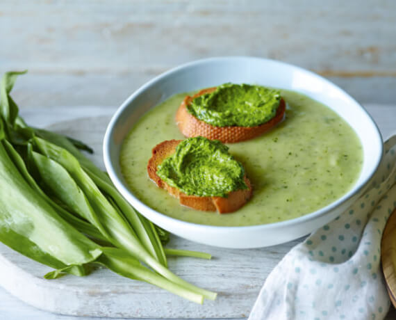 [Schnell &amp; einfach] Zucchinicremesuppe mit Bärlauch-Croûtons | LIDL Kochen