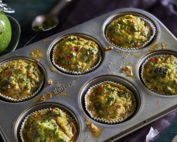 Brokkoli-Muffins mit Basilikum-Pesto