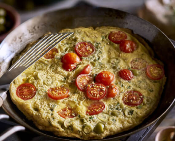 Tomaten-Omelett mit grünen Oliven