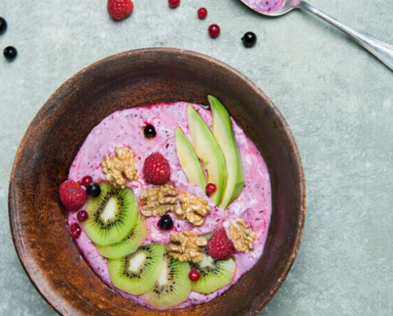 Frühstücksbowl – Fruchtquark mit Kiwi, Beeren und Banane