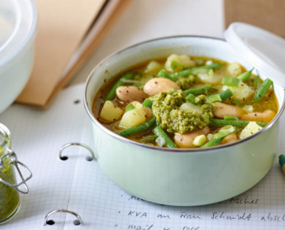 Kartoffel-Bohnen-Suppe mit Mandelpesto