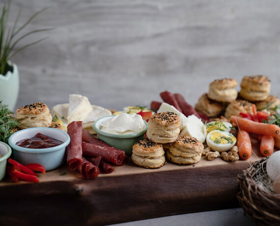 Oster-Brunch mit selbstgebackenen Brötchen