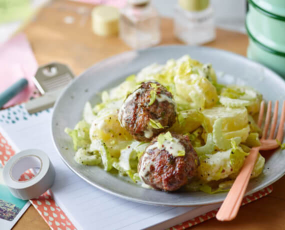 Sellerie-Kartoffel-Salat mit Kräuter-Frikadellen und Joghurt-Senf-Dressing