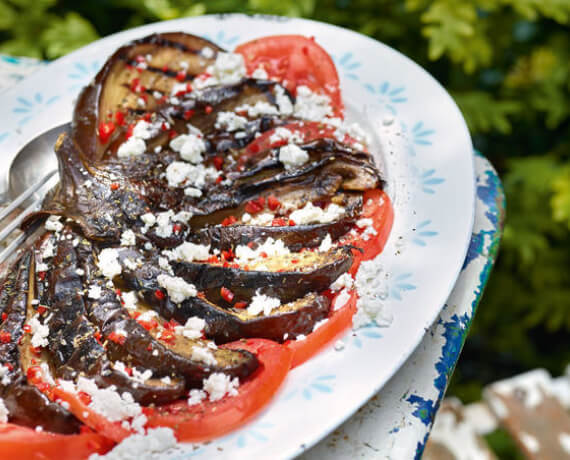 Auberginenfächer auf Tomatencarpaccio