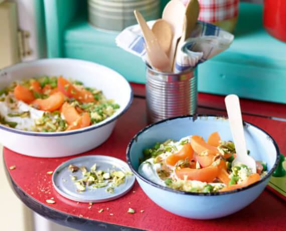 Bulgur-Aprikosen-Salat mit Feta-Minz-Dip