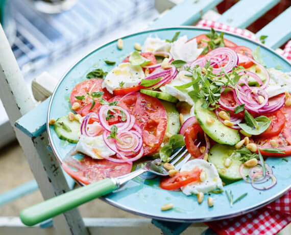 Bunte Caprese - Salat mit Kräuterdressing und Pinienkernen