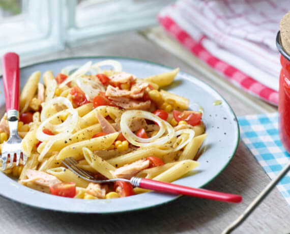 Nudelsalat mit Tomaten und Thunfisch