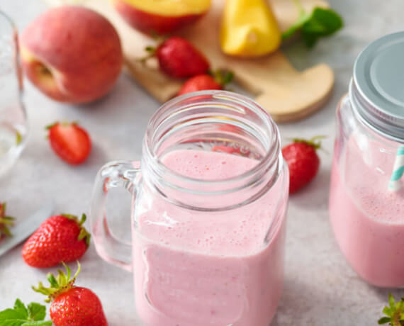 Smoothie aus Buttermilch mit Erdbeeren und Pfirsich