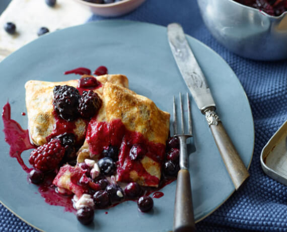 Pfannkuchen mit Beerenkompott