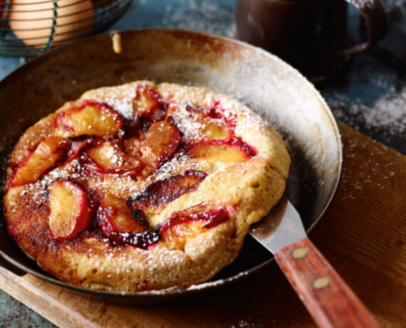 Eierkuchen mit Pflaumen