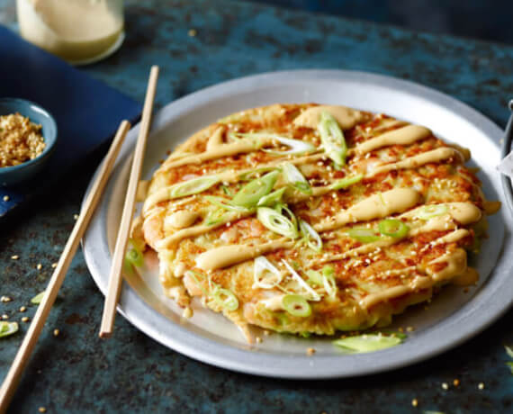 Okonomiyaki (japanischer Pfannkuchen mit Kohl und Garnelen)
