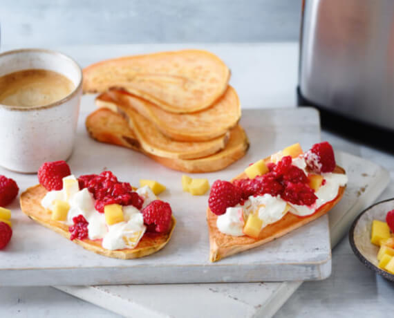 Süßkartoffel-Toast mit Mango-Schmand und Himbeeren