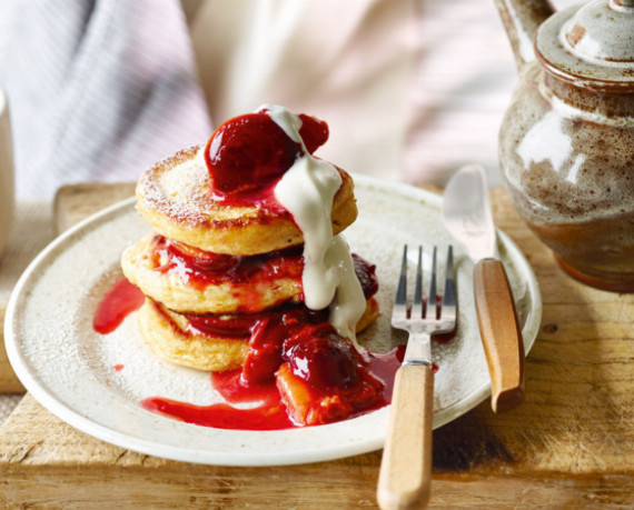 Buttermilchplinsen mit Pflaumenkompott