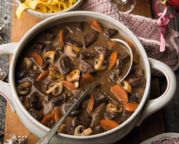 Gulasch mit Champignons und Tagliatelle