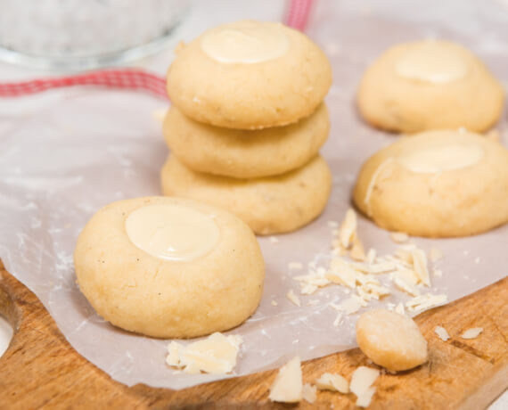 Macadamia White Chocolate Kisses