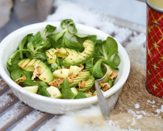 Feldsalat mit gebratener Avocado und Walnüssen