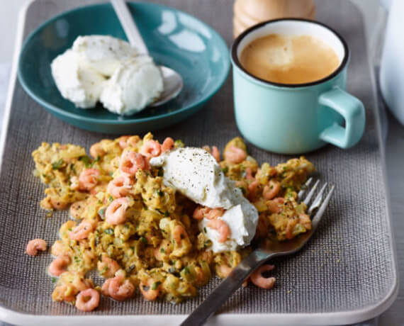 Kräuter-Rührei mit Garnelen und Ziegenfrischkäse