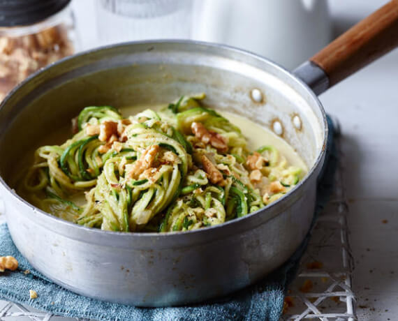 Zucchininudeln mit Walnuss-Käse-Sauce