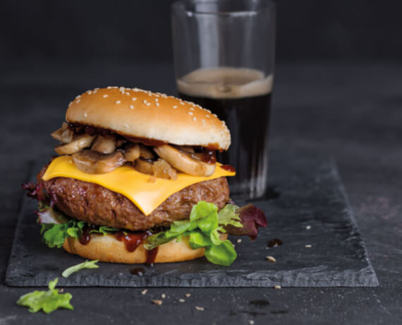 Barbecue-Cheeseburger mit Pilzen