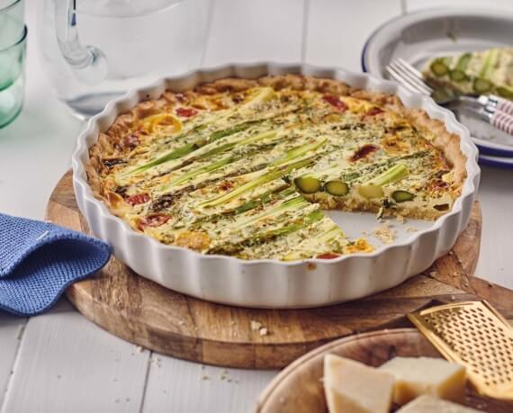 Bunte Quiche mit Spargel und Kräuterguss