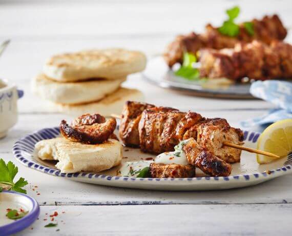 Griechische Souvlaki-Spieße mit Pitabrot