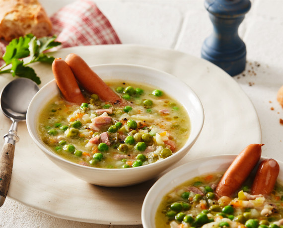 Erbsensuppe mit Würstchen