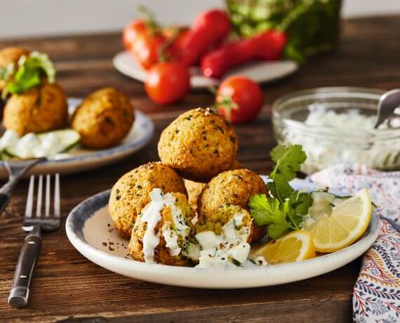 Vegane Falafel mit Sojaghurtdip