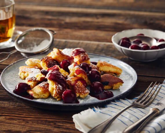 Kaiserschmarrn mit heißen Kirschen