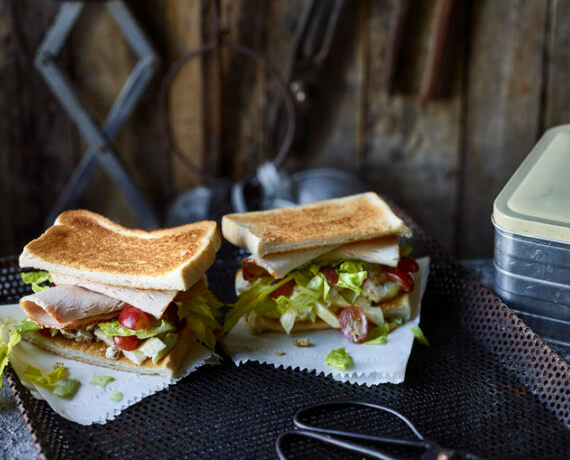 American Sandwich mit Waldorfsalat